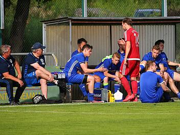 Lange Gesichter beim VfL Frohnlach! Den Spielern, Betreuern und Trainern wurde mitgeteilt, dass die Landesliga-Mannschaft voraussichtlich vom Spielbetrieb zurückgezogen werden muss.Archiv