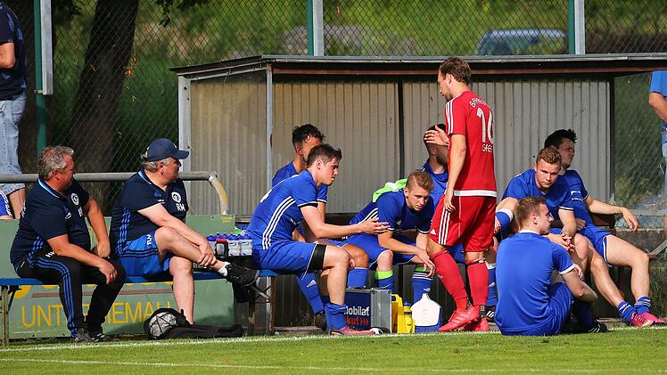 Lange Gesichter beim VfL Frohnlach! Den Spielern, Betreuern und Trainern wurde mitgeteilt, dass die Landesliga-Mannschaft voraussichtlich vom Spielbetrieb zurückgezogen werden muss.Archiv