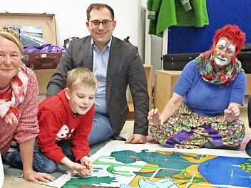 Kinder der GS Wartmannsroth, Christine Pfaff Bayernwerk, Bürgermeister Florian Atzmüller, Umweltclownin Ines Hansen