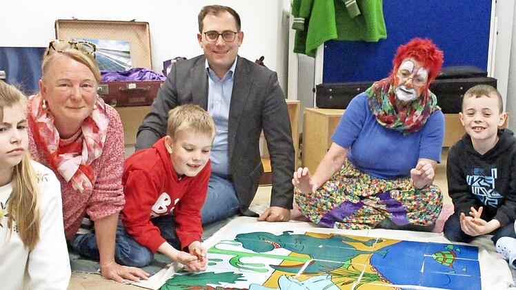 Kinder der GS Wartmannsroth, Christine Pfaff Bayernwerk, Bürgermeister Florian Atzmüller, Umweltclownin Ines Hansen