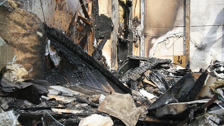 Unter den  Trümmern steht noch die gefüllte Geriertruhe. Die Vorsitzende  hofft, dass das Fleisch, das  darin lagert, nicht Ratten und Ungeziefer anzieht.