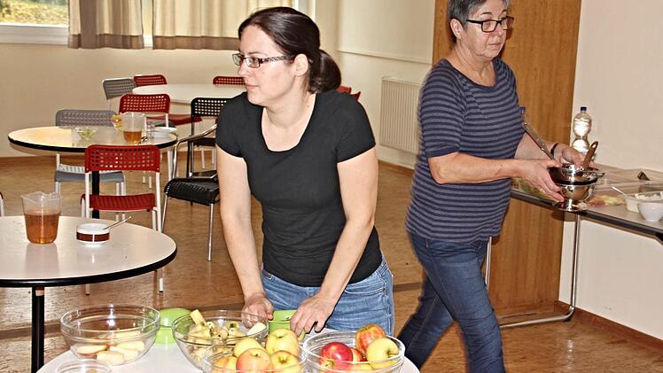 Maria Treiber richtet den Nachtisch, während Anita Platzer bereits abräumt. Foto: Helmut Will
