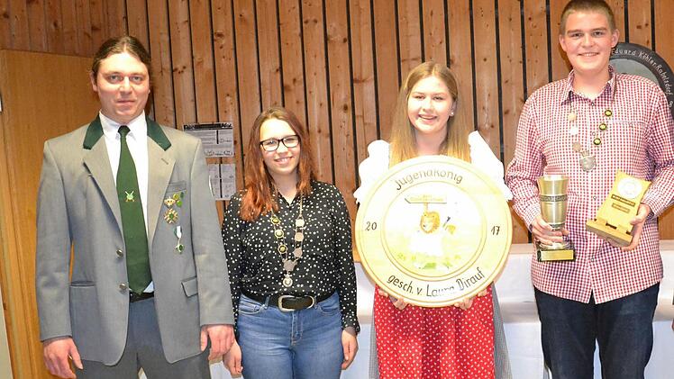 Laura Dirauf ist die neue Jugend-Schützenkönigin der Junkersdorfer Schützengesellschaft. Ihr zur Seite stehen Lukas Großmann (rechts) als 1. Ritter und Antonia Förster als 2. Ritter (2. von links). Links Sportleiter Tino Arnold.