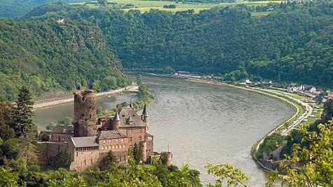 Wie eine Perlenkette reihen sich Burgen, Schlösser und Burgruinen entlang des Rheins in der Loreley-Region zwischen Braubach und Kaub. Im Bild zu sehen ist Burg Katz.  Foto: djd/Friedhelm Schierle, FS Medien