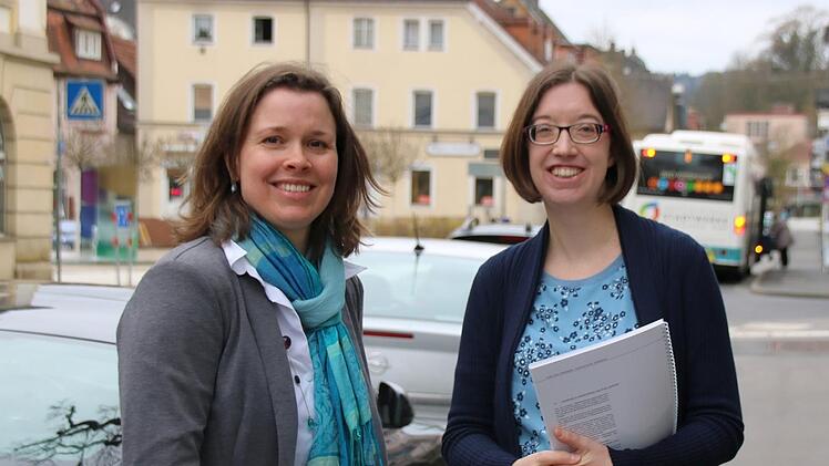 Angelika Despang (links) und Anne Königsmann sind die neuen Ansprechpartnerinnen im Quartiersmanagement der Stadtverwaltung. Sie sollen das soziale Miteinander in den drei Fördergebieten Altstadt, Kurgebiet und Nord-Ost fördern und begleiten.  Fotos: Kathrin Kupka-Hahn