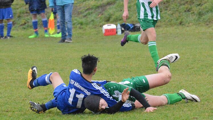 Münnerstadts U17-Torschütze zum 1:0, Morteza Ansari, und Winkels' Jonathan Heirler krachen im Spiel der Kreisliga Rhön ineinander.ssp