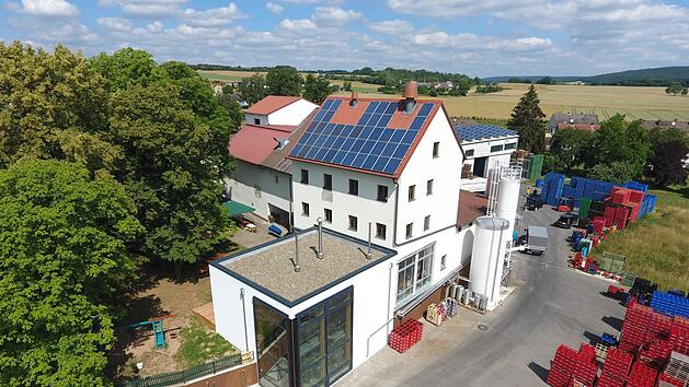 Links: Das neue Sudhaus der Brauerei im Vordergrund.  PR