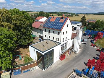 Links: Das neue Sudhaus der Brauerei im Vordergrund.  PR