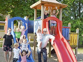 Die Kinder der Kita St. Katharina freuen sich mit ihrer Leiterin Steffi Bauer (links) über die Spende von Hans Rebhan (rechts).  Foto: Hofmann