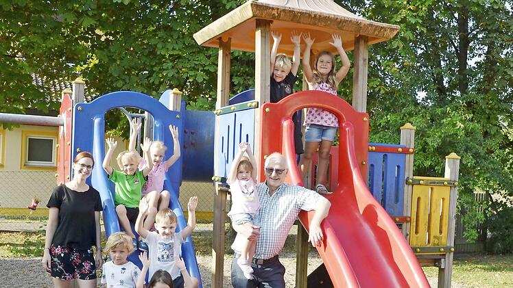 Die Kinder der Kita St. Katharina freuen sich mit ihrer Leiterin Steffi Bauer (links) über die Spende von Hans Rebhan (rechts).  Foto: Hofmann