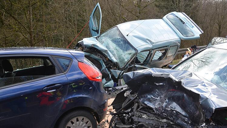 Auf der Staatsstra&szlig;e 2291 im Landkreis Bad Kissingen kam es am Sonntag zu einem t&ouml;dlichen Verkehrsunfall. Foto:  Peter Rauch