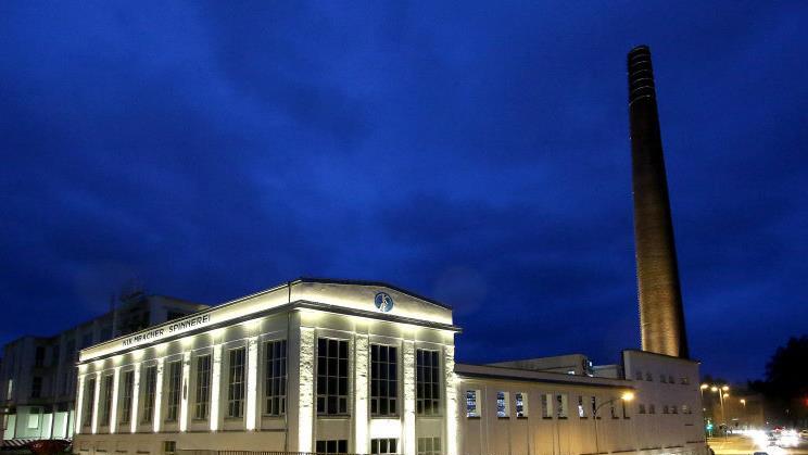 Eine stimmungsvolle Illumination setzt das Turbinenhaus der ehemaligen Kulmbacher Spinnerei ab jetzt jeden Abend gekonnt ins Szene. Fotos: Monika Limmer