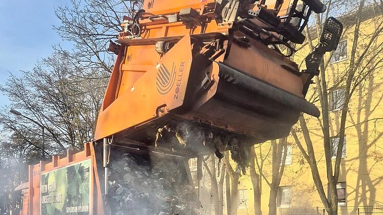 Erlangen: Feuer in Müllabfuhr-Wagen - "Brand weit fortgeschritten"