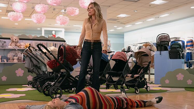 Dass Shyanne (Michelle Pfeiffer) demn&auml;chst Oma wird, mag sie ihrer schwangeren Tochter Margo (Elle Fanning) erstmal nicht verzeihen.