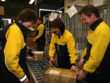 Wenn die Pakete am Rollband verteilt werden, nimmt sich jeder das, was in seinen Bereich fällt: Hektik ist angesagt.  Fotos: Sonja Adam