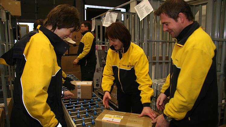 Wenn die Pakete am Rollband verteilt werden, nimmt sich jeder das, was in seinen Bereich fällt: Hektik ist angesagt.  Fotos: Sonja Adam