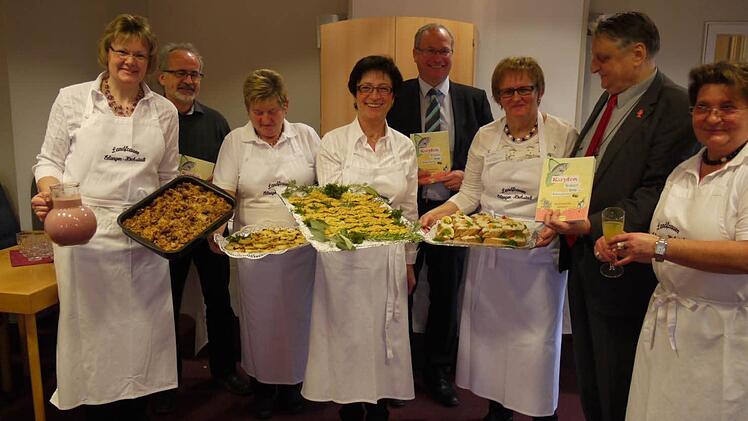 Sie haben den Test bestanden: Bei der Buchpräsentation servierten die Landfrauen Köstlichkeiten aus dem Landkreis-Kochbuch. Foto: Pauline Lindner