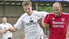 Lucas Wicht (links) vom SC Sylvia Ebersdorf stört den Lichtenfelser Christian Sünkel. Die Sylvianer siegten 4:1 beim FCL. Fotos: Uwe Gick