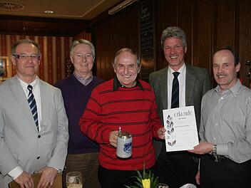 Thomas Müller (Mitte) wurde in der Jahreshauptversammlung des TSV Röttenbach für 60 Jahre Mitgliedschaft geehrt. Von links: Herbert Bräun (Zweiter Vorsitzender), Johann Götz (Dritter Bürgermeister), Thomas Müller, Carl-Otto Klermund (Vorsitzender) und Bruno Geist (Abteilungsleiter Tischtennis) Foto: Sylvia Hubele
