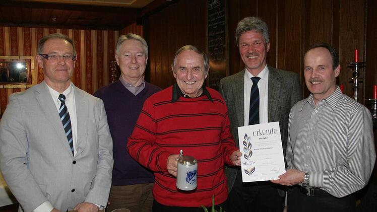 Thomas Müller (Mitte) wurde in der Jahreshauptversammlung des TSV Röttenbach für 60 Jahre Mitgliedschaft geehrt. Von links: Herbert Bräun (Zweiter Vorsitzender), Johann Götz (Dritter Bürgermeister), Thomas Müller, Carl-Otto Klermund (Vorsitzender) und Bruno Geist (Abteilungsleiter Tischtennis) Foto: Sylvia Hubele