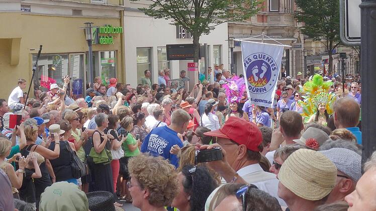 Erste Impressionen vom Samba-Umzug durch die Coburger InnenstadtFoto: Jochen Berger