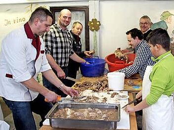 Viele freiwillige Helfer zerteilten das Schweinefleisch. Foto: Johanna Blum