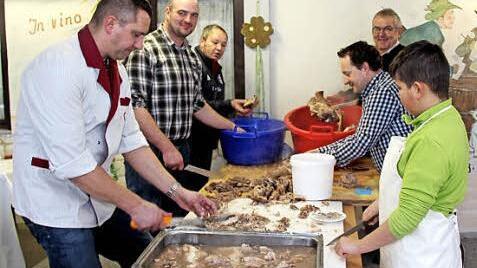 Viele freiwillige Helfer zerteilten das Schweinefleisch. Foto: Johanna Blum
