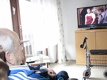 Hans Koch lebt als einer der letzten Bewohner noch in seinem alten Zimmer.  Fotos: Andreas Oswald