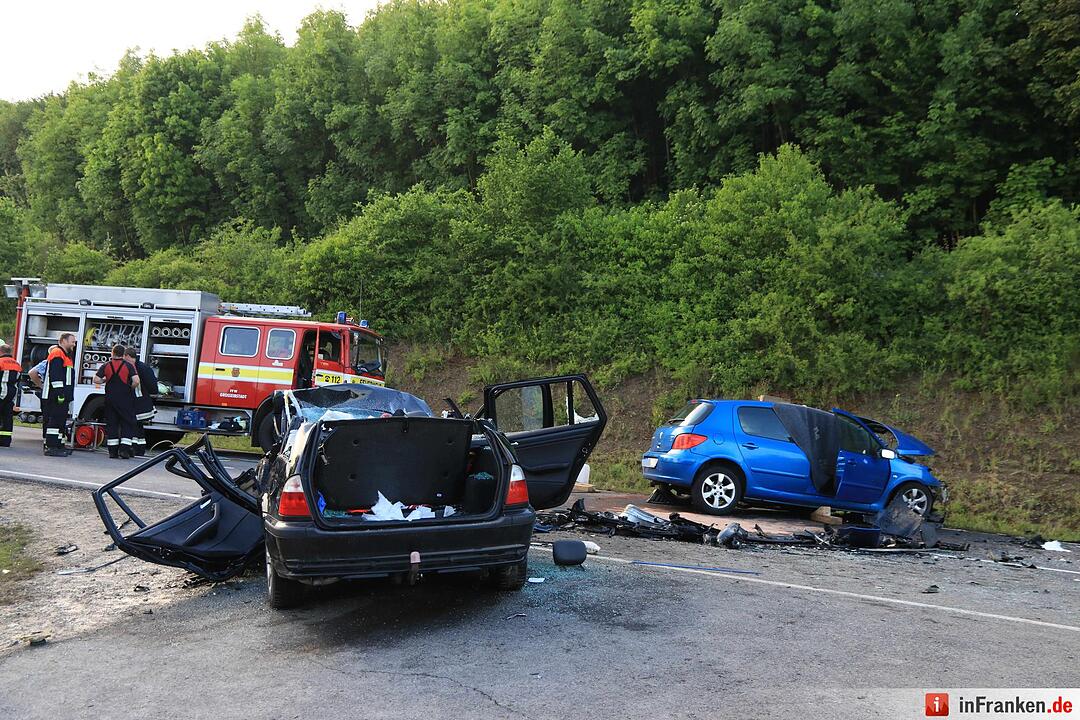 Großeibstadt: Tödlicher Unfall - Autos kollidieren frontal
