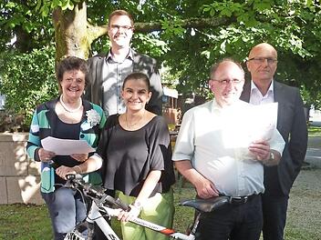 Am Sonntag, 25. Juni, laden die Stadt Kulmbach und der ATS Kulmbach zum 46. Radfahrtag ein. Mit dabei auch die Kulmbacher Brauerei, die die Sportveranstaltung unterstützt. Im Bild (v. l.) ATS-Vorsitzende Heidesuse Wagner, Matthias Schmidt, Claudia Kollerer, Matthias Kraft und Helmut Völkl von der Stadt Kulmbach. Foto: Werner Reißaus
