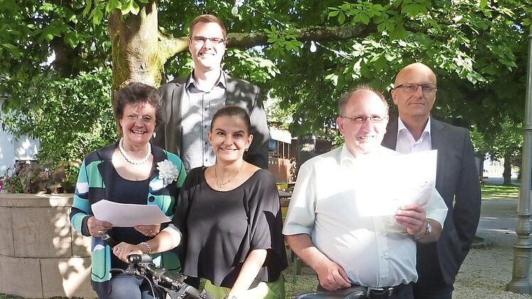 Am Sonntag, 25. Juni, laden die Stadt Kulmbach und der ATS Kulmbach zum 46. Radfahrtag ein. Mit dabei auch die Kulmbacher Brauerei, die die Sportveranstaltung unterstützt. Im Bild (v. l.) ATS-Vorsitzende Heidesuse Wagner, Matthias Schmidt, Claudia Kollerer, Matthias Kraft und Helmut Völkl von der Stadt Kulmbach. Foto: Werner Reißaus