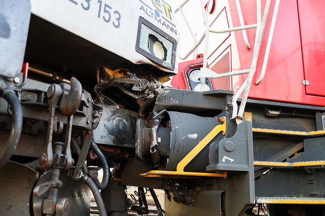 Güterzüge krachen ineinander: Waggons entgleisen