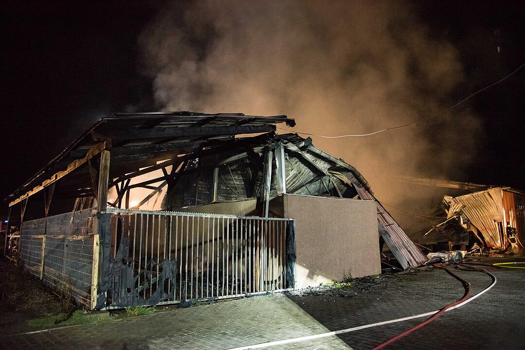 Fahrzeughalle im Kreis Kitzingen komplett ausgebrannt