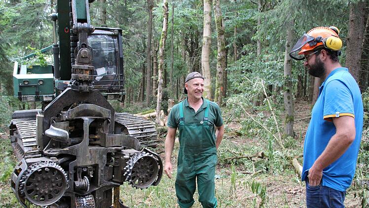Rainer Langensteiner und Philipp Bausch im Gespr&auml;ch &uuml;ber den Harvester. Foto: Johannes Schlereth