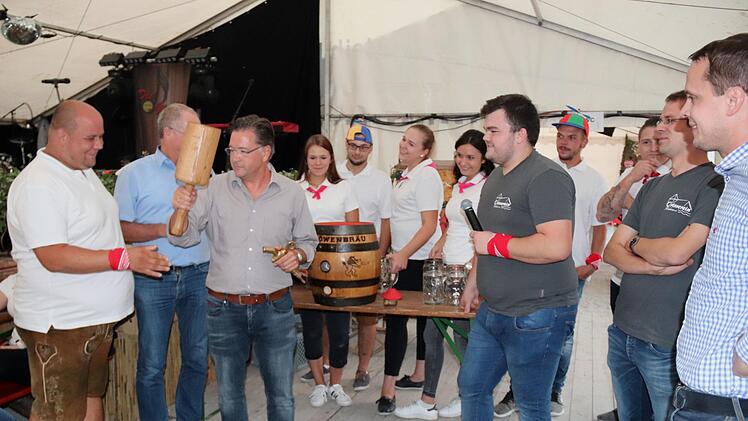 Mit dem richtigen Hammer klappte es dann aber und nach drei Schlägen war die Kerwa auch offiziell eröffnet.