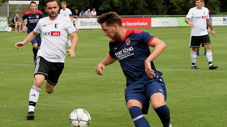 Die Rannunger um Fabian Erhard (rechts) waren oft einen Schritt schneller als die Steinbacher. In dieser Szene kommt Simon Holch zu spät.