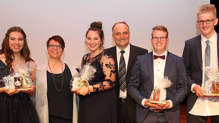 Erste Schuldirektorin Stefanie Berg (Zweite von links) und Schuldirektor Klaus Reisenweber (Vierter von links) zeichneten Josephine Wittmann und Marie Braugart, sowie Sandro Bauer und Laurenz Rebhan (von links) für ihr außergewöhnliches Engagement aus.  Foto: Michael Stelzner