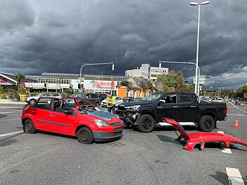 Auf einer Kreuzung in N&uuml;rnberg stie&szlig;en am Montagmittag zwei Fahrzeuge zusammen. Foto: NEWS5 / Friedrich