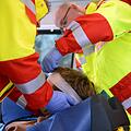 Als Rettungskräfte einem Betrunkenen in Nürnberg helfen wollten, kam es zu einer heftigen Auseinandersetzung. Jens Kalaene/dpa