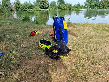 Baiersdorf: Feuerwehr k&auml;mpft um &Uuml;berleben von Schwimmer - umringt von nackten Gaffern