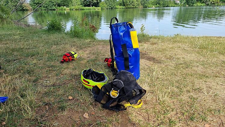 Baiersdorf: Feuerwehr k&auml;mpft um &Uuml;berleben von Schwimmer - umringt von nackten Gaffern