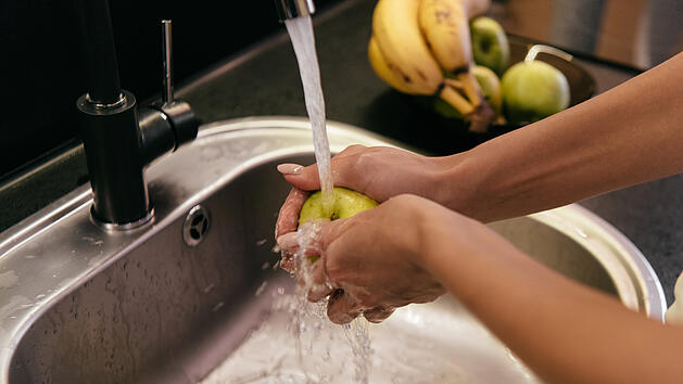 Obst essen, Obst, Apfel, Obst waschen