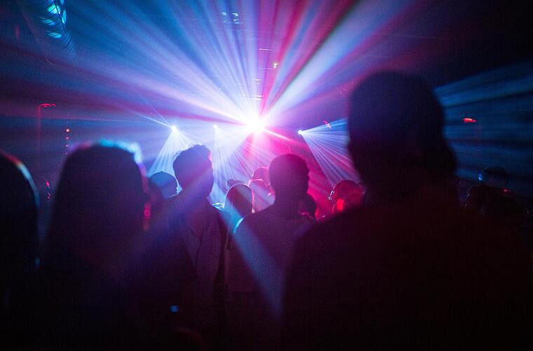 Kitzingen: Streit in Club eskaliert - Geschwister schlagen Frau