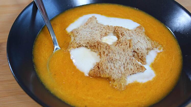Weihnachtssuppe mit Toast-Sternen