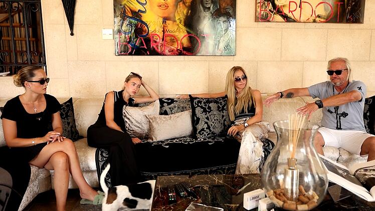 In der RTLZWEI-Sendung "Die Geissens Spezial: Der &Uuml;berfall" sprechen Robert und Carmen Geiss, aber auch ihre T&ouml;chter Shania und Davina &uuml;ber das traumatische Erlebnise.