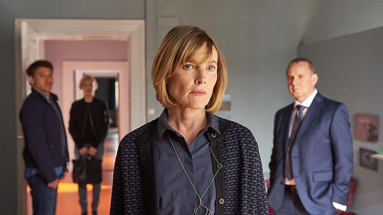 Die Tochter von Susanne (Karoline Eichhorn) und Herbert Wichert (Joachim Kr&oacute;l) ist verschwunden. Im Hintergrund: die ermittelnden Kommissare Sellinger (Hanno Koffler) und "Sportlehrerin" Karla Parker (Nadja Uhl).