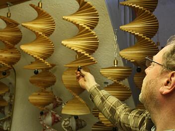 Hans Zepter in seinem Ausstellungsraum. Dort können sich die Kunden aus verschiedenen Beispielstücken ihre Windspirale aussuchen.  Fotos: Julia Riegler
