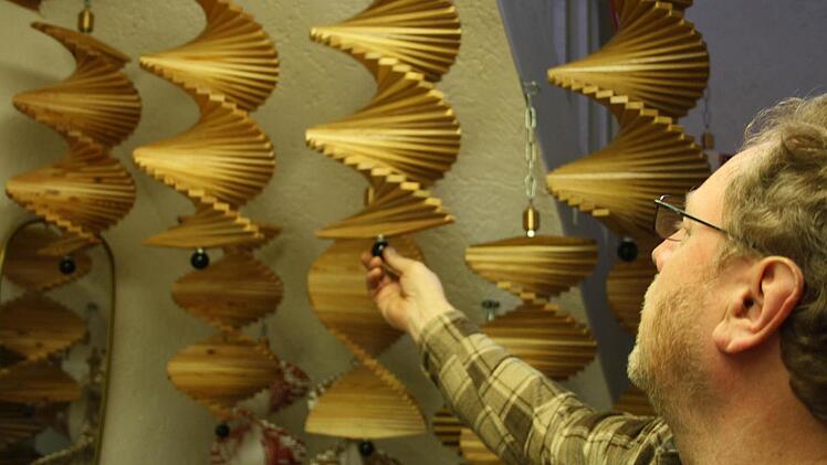 Hans Zepter in seinem Ausstellungsraum. Dort können sich die Kunden aus verschiedenen Beispielstücken ihre Windspirale aussuchen.  Fotos: Julia Riegler