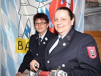 Mehr als ein Jahrzehnt in der Jugendarbeit aktiv tätig sind Elvira Kuchenbrod, 1. Kommandantin (hinten), und Heike Glaser, 2. Kommandantin (vorne), in der Feuerwehr Feuerthal.  Foto: Arnold Nöth