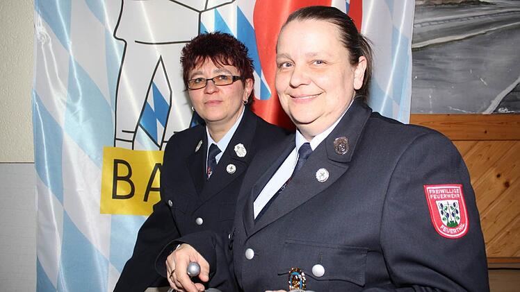 Mehr als ein Jahrzehnt in der Jugendarbeit aktiv tätig sind Elvira Kuchenbrod, 1. Kommandantin (hinten), und Heike Glaser, 2. Kommandantin (vorne), in der Feuerwehr Feuerthal.  Foto: Arnold Nöth